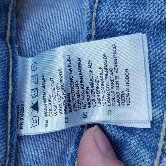 H&M DIVIDED Denim Shorts Cuffed Light Wash Distressed 10 - Picture 12 of 12